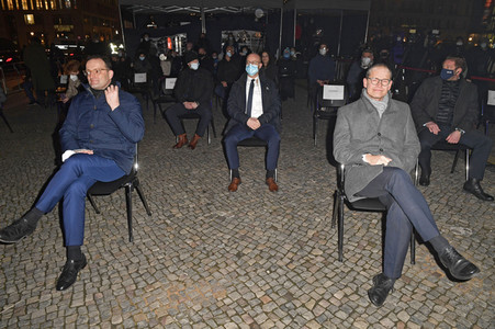 Zünden der ersten Kerze am Chanukka-Leuchter in Berlin