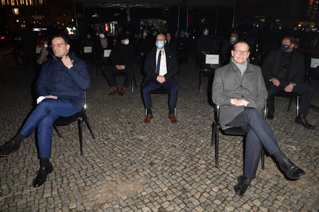 Zünden der ersten Kerze am Chanukka-Leuchter in Berlin