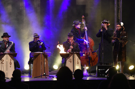 Zünden der ersten Kerze am Chanukka-Leuchter in Berlin