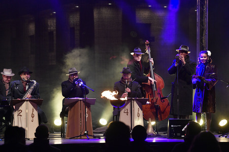 Zünden der ersten Kerze am Chanukka-Leuchter in Berlin