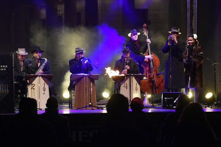 Zünden der ersten Kerze am Chanukka-Leuchter in Berlin