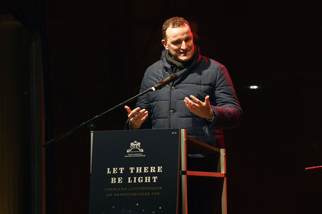 Zünden der ersten Kerze am Chanukka-Leuchter in Berlin