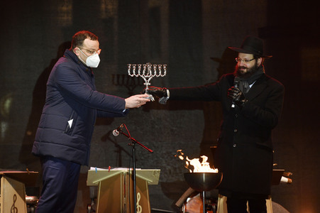 Zünden der ersten Kerze am Chanukka-Leuchter in Berlin