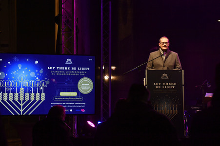 Zünden der ersten Kerze am Chanukka-Leuchter in Berlin