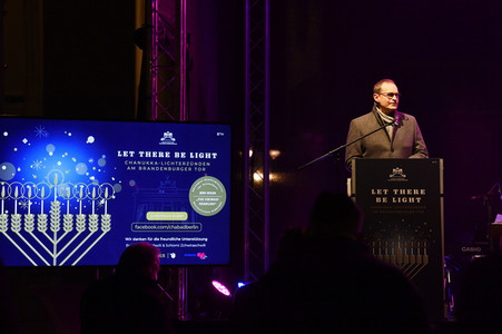 Zünden der ersten Kerze am Chanukka-Leuchter in Berlin