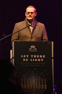 Zünden der ersten Kerze am Chanukka-Leuchter in Berlin