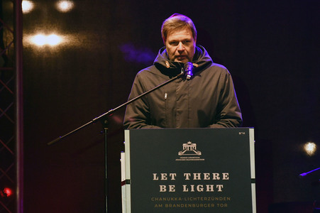 Zünden der ersten Kerze am Chanukka-Leuchter in Berlin