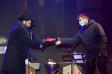 Zünden der ersten Kerze am Chanukka-Leuchter in Berlin