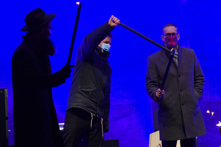Zünden der ersten Kerze am Chanukka-Leuchter in Berlin