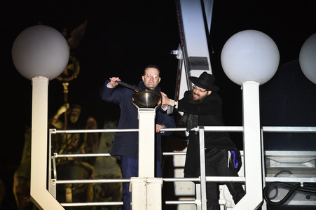 Zünden der ersten Kerze am Chanukka-Leuchter in Berlin