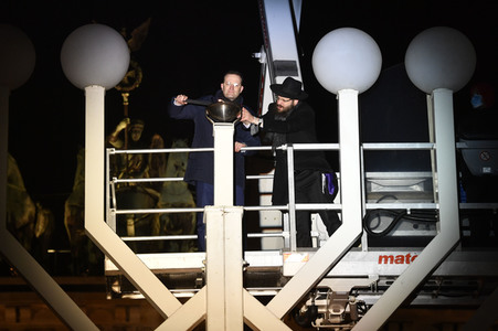 Zünden der ersten Kerze am Chanukka-Leuchter in Berlin