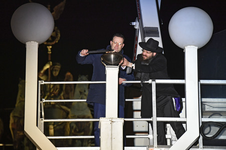 Zünden der ersten Kerze am Chanukka-Leuchter in Berlin