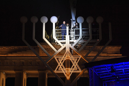 Zünden der ersten Kerze am Chanukka-Leuchter in Berlin