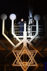 Zünden der ersten Kerze am Chanukka-Leuchter in Berlin