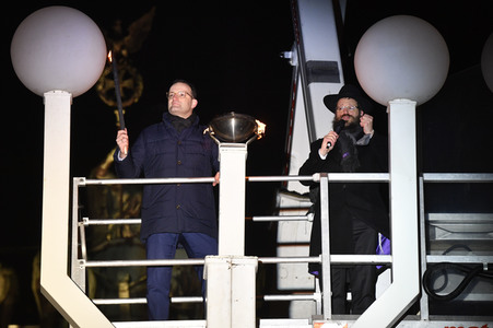 Zünden der ersten Kerze am Chanukka-Leuchter in Berlin