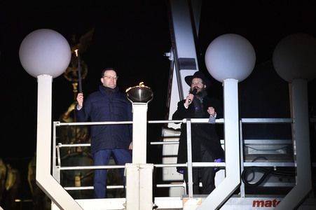 Zünden der ersten Kerze am Chanukka-Leuchter in Berlin