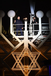 Zünden der ersten Kerze am Chanukka-Leuchter in Berlin