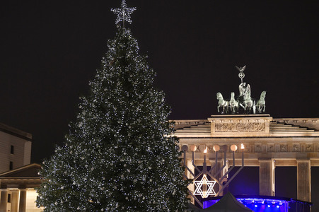 Zünden der ersten Kerze am Chanukka-Leuchter in Berlin
