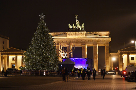 Zünden der ersten Kerze am Chanukka-Leuchter in Berlin