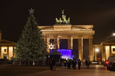 Zünden der ersten Kerze am Chanukka-Leuchter in Berlin