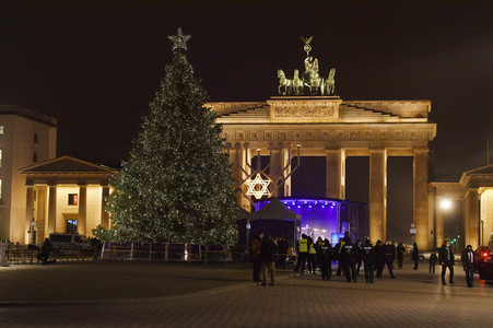 Zünden der ersten Kerze am Chanukka-Leuchter in Berlin