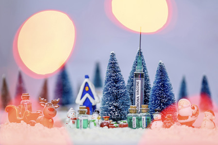 Symbolfoto Impfstoff zu Weihnachten