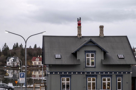 Weihnachtmann im Schornstein in Reykjavik