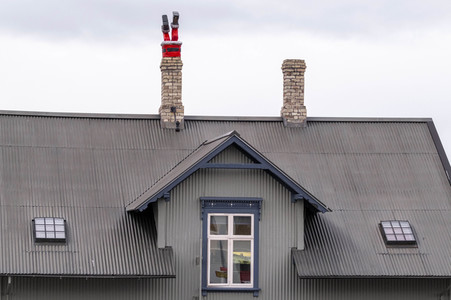 Weihnachtmann im Schornstein in Reykjavik