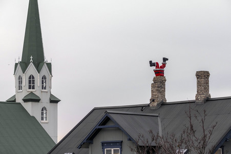 Weihnachtmann im Schornstein in Reykjavik