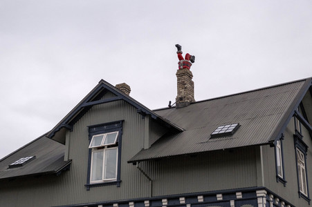 Weihnachtmann im Schornstein in Reykjavik