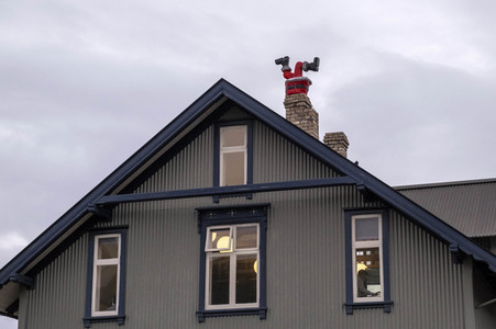 Weihnachtmann im Schornstein in Reykjavik