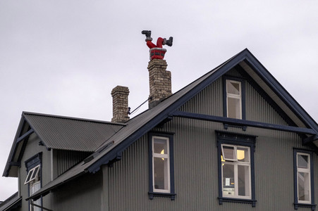Weihnachtmann im Schornstein in Reykjavik