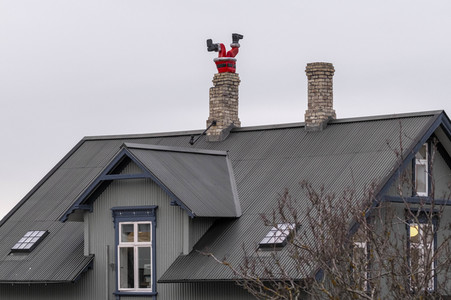 Weihnachtmann im Schornstein in Reykjavik