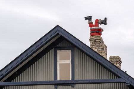 Weihnachtmann im Schornstein in Reykjavik