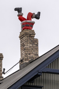Weihnachtmann im Schornstein in Reykjavik