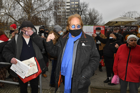 Frank Zander unterstützt Caritas-Foodtruck in Berlin