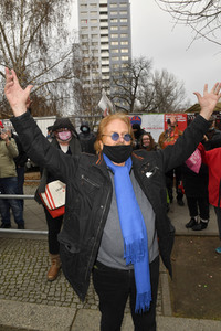 Frank Zander unterstützt Caritas-Foodtruck in Berlin