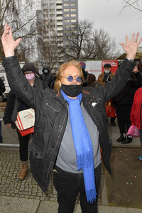 Frank Zander unterstützt Caritas-Foodtruck in Berlin