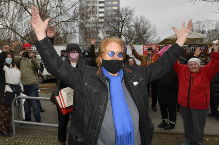 Frank Zander unterstützt Caritas-Foodtruck in Berlin