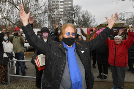 Frank Zander unterstützt Caritas-Foodtruck in Berlin