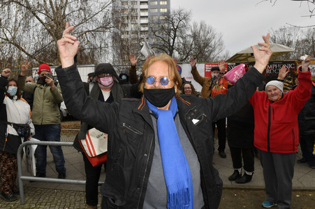 Frank Zander unterstützt Caritas-Foodtruck in Berlin