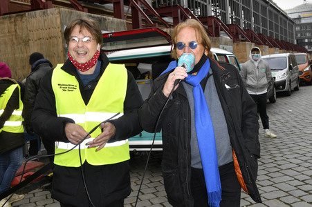 Frank Zander unterstützt Caritas-Foodtruck in Berlin