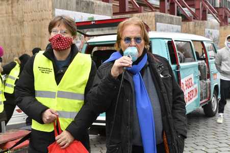 Frank Zander unterstützt Caritas-Foodtruck in Berlin
