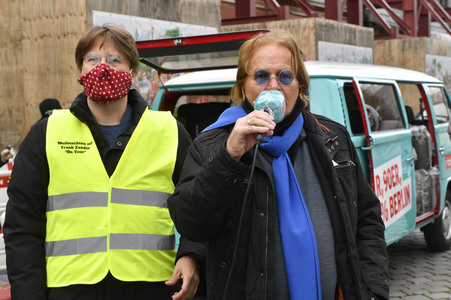 Frank Zander unterstützt Caritas-Foodtruck in Berlin