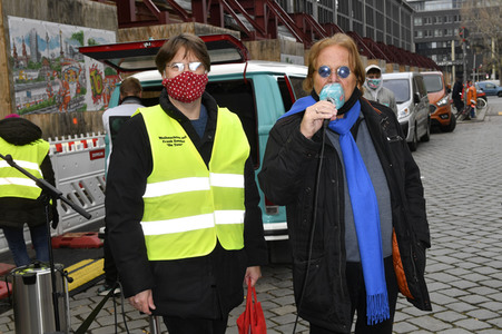 Frank Zander unterstützt Caritas-Foodtruck in Berlin