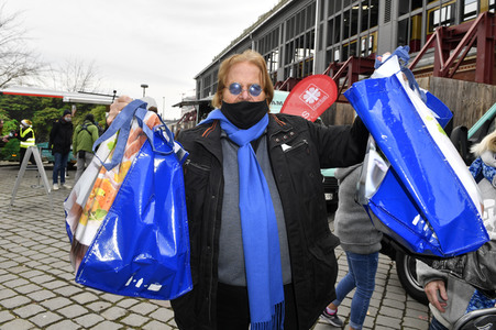Frank Zander unterstützt Caritas-Foodtruck in Berlin