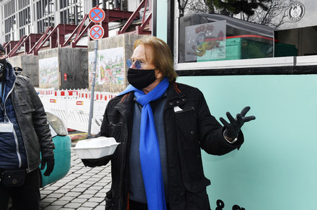 Frank Zander unterstützt Caritas-Foodtruck in Berlin