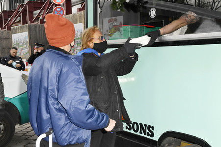 Frank Zander unterstützt Caritas-Foodtruck in Berlin