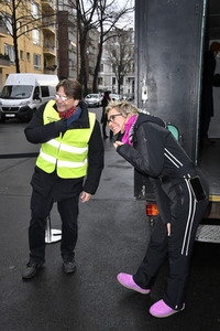 Frank Zander und Prominente unterstützen Caritas-Foodtruck in Berlin