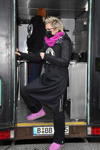 Frank Zander und Prominente unterstützen Caritas-Foodtruck in Berlin